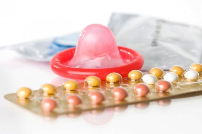 Az óvszer és a fogamzásgátló tabletták megakadályozzák a nem kívánt terhességet